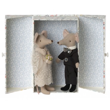 Couple de mariés souris dans une boite